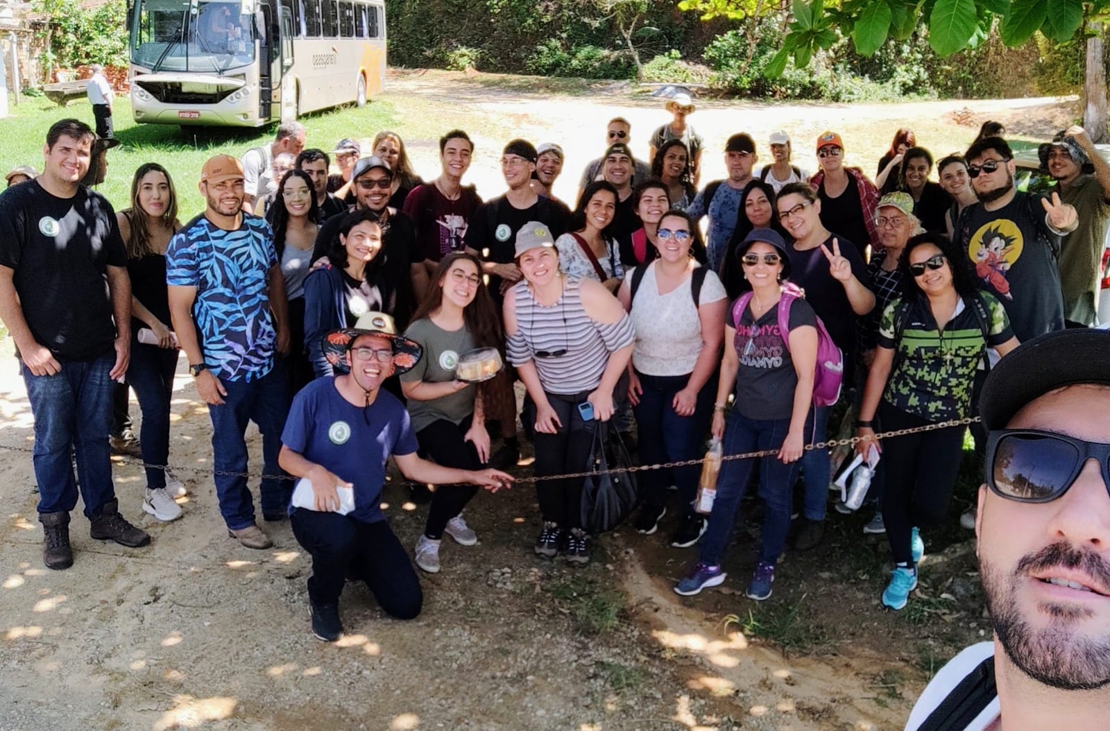 Foto no estacionamento com alunos 2022 WhatsApp Image 2022-12-28 at 10.04.28 (1).jpeg